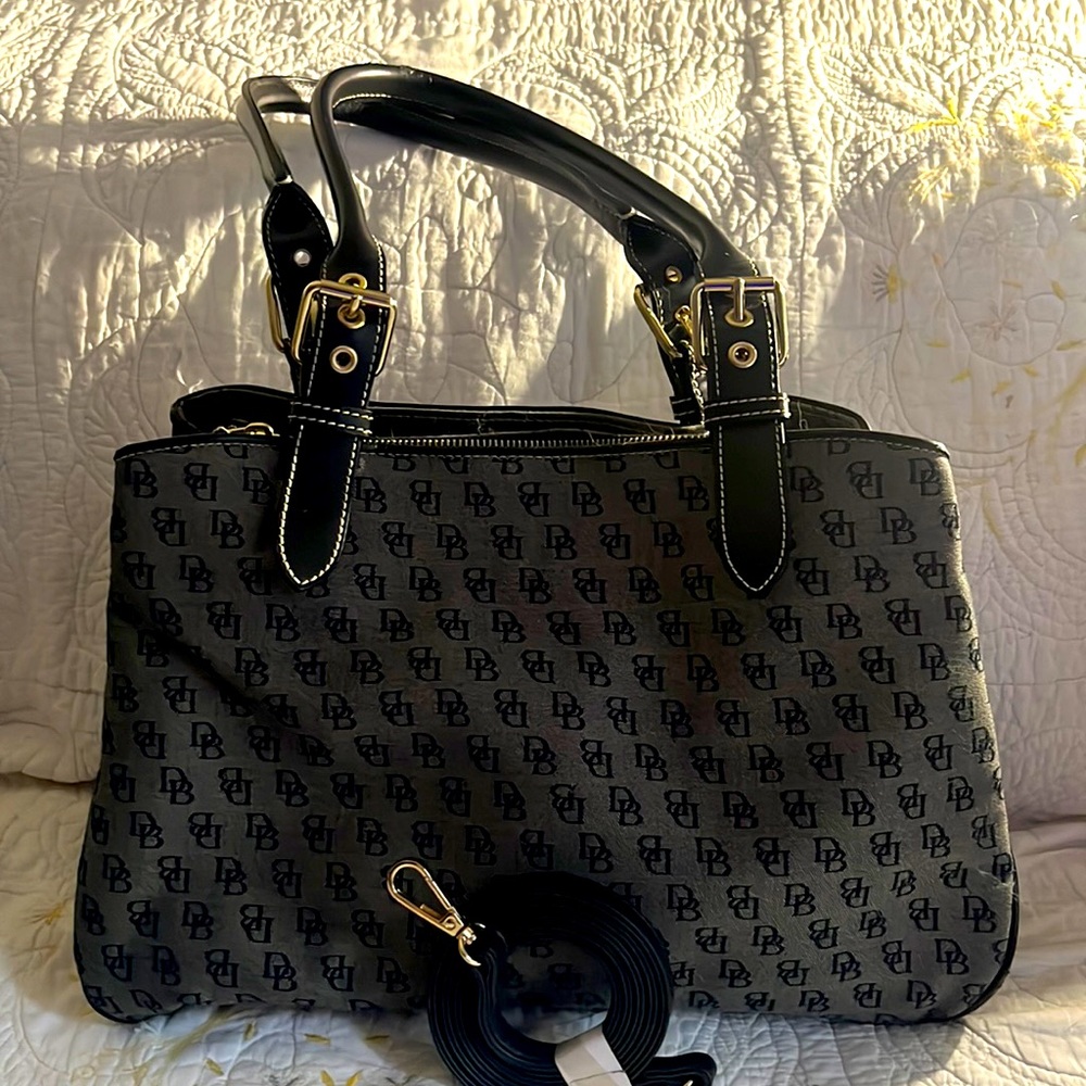 Dooney and Burke beautiful purse excellent condition no flaws💕💕